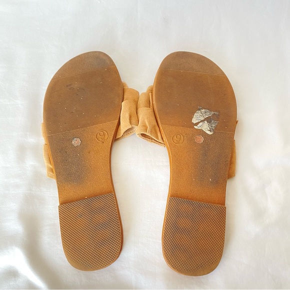 Arizona Jean company, size 9m, Arizona Jean Co decorative flip-flop in tan. - Picture 5 of 7